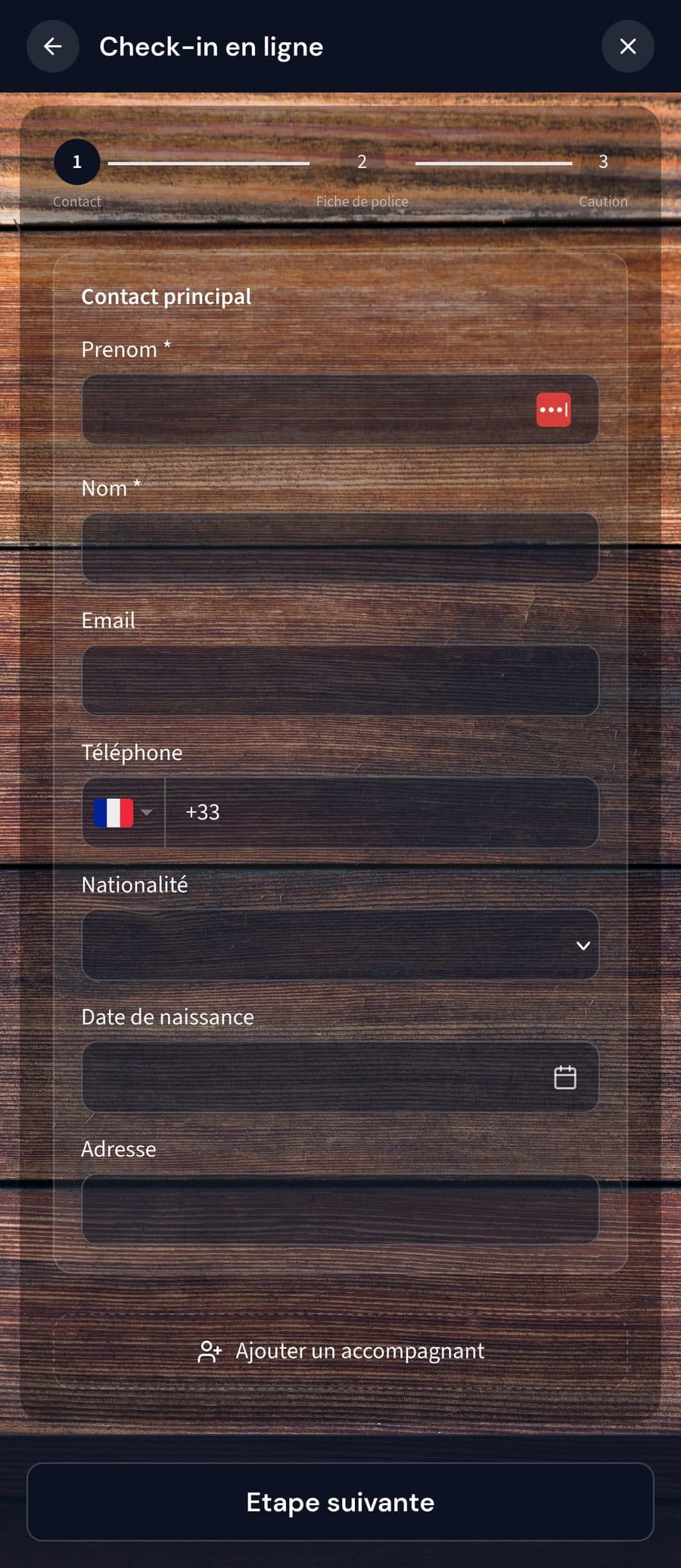 Étape « Contact » du check-in en ligne Mr Sherlock : formulaire du contact principal avec prénom, nom, e-mail, téléphone et nationalité.
