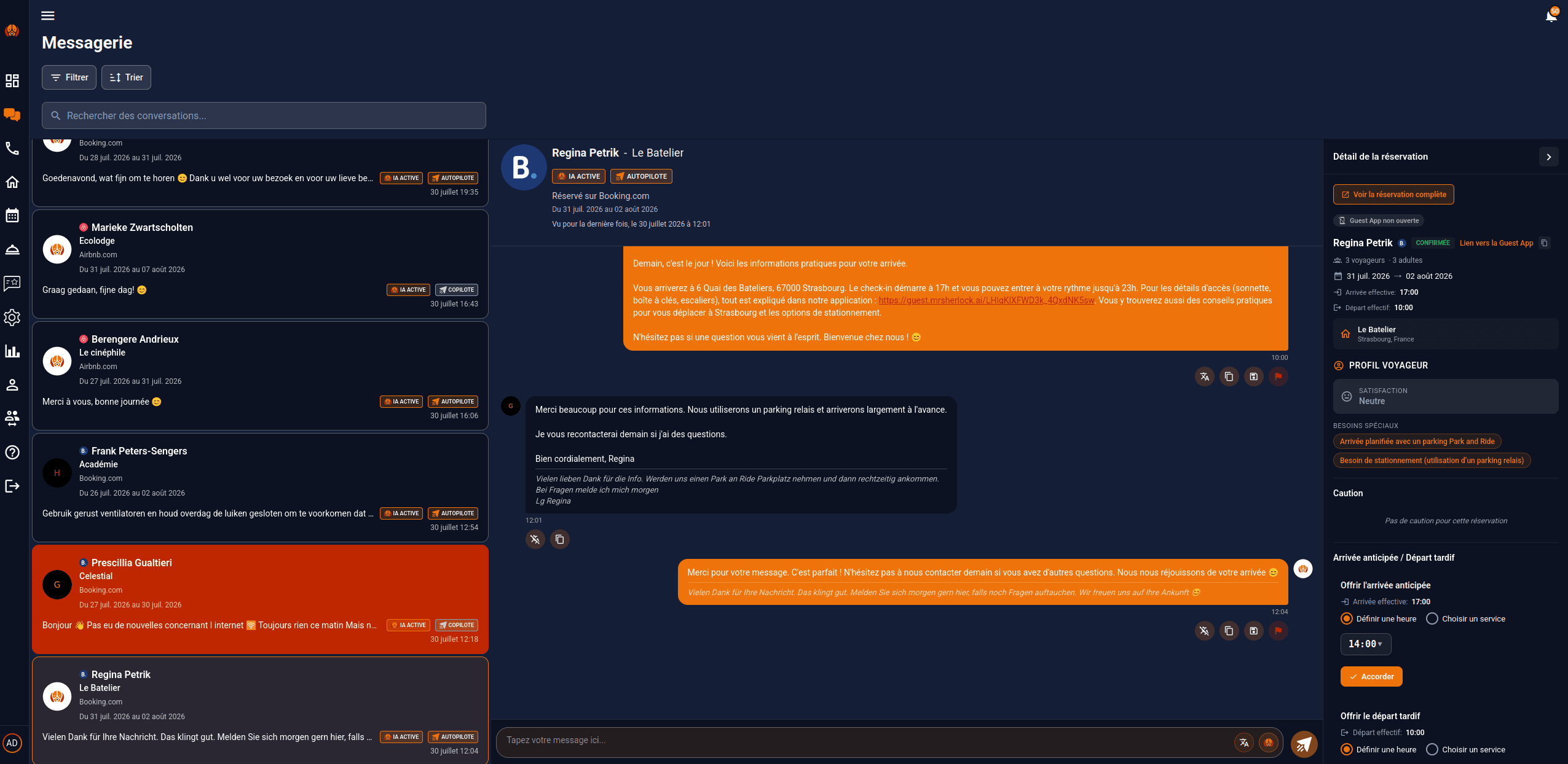 Interface de la messagerie unifiée Mr Sherlock : liste des conversations Airbnb et Booking, conversation en cours et détail de la réservation.
